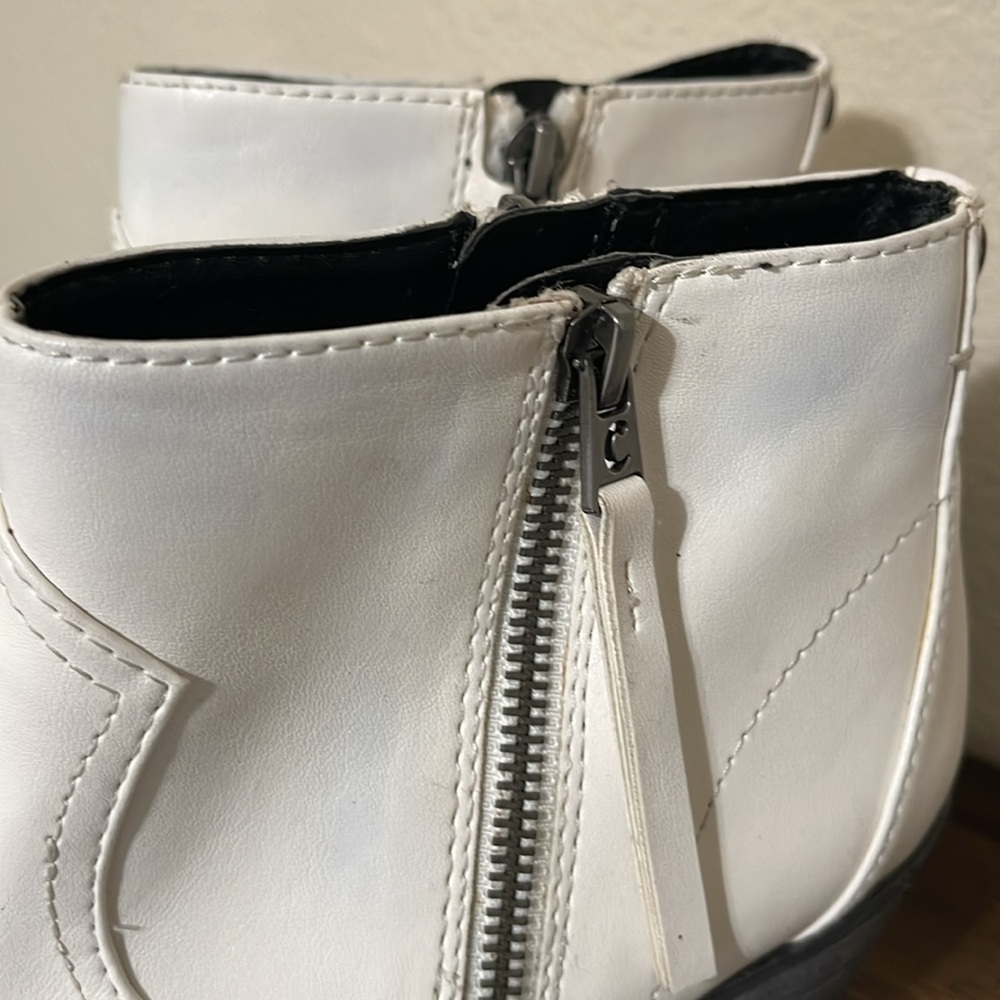 Circus by Sam Edelman White Whistler Ankle Booties Sz 8 Studded Pointy western - Picture 3 of 16